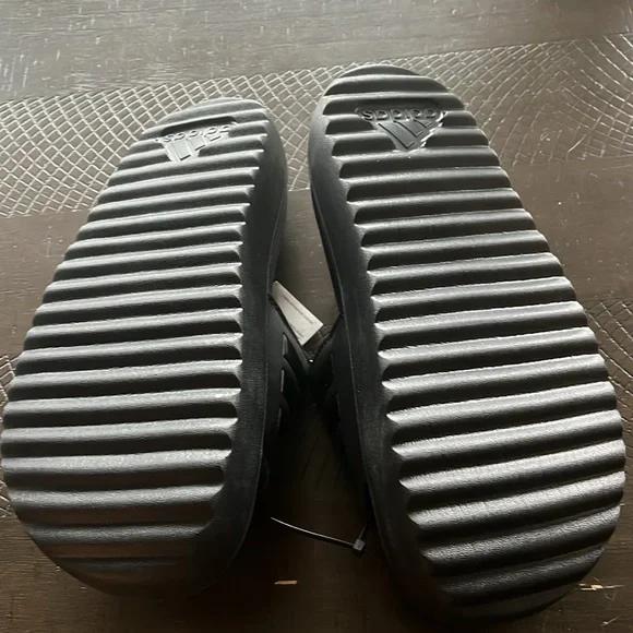 New Adidas platform slides/sandals - Picture 3 of 3
